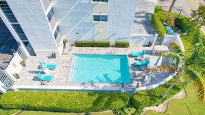 Stylish 2BR, 2BA Apartment with Balcony & Pool - Just Steps from the Beach内部或周边的泳池