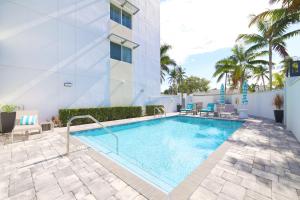 Stylish 2BR, 2BA Apartment with Balcony & Pool - Just Steps from the Beach内部或周边的泳池