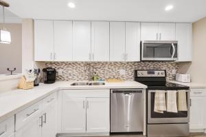 Stylish 2BR, 2BA Apartment with Balcony & Pool - Just Steps from the Beach的厨房或小厨房