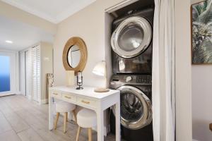 布卡拉顿Stylish 2BR, 2BA Apartment with Balcony & Pool - Just Steps from the Beach的相册照片