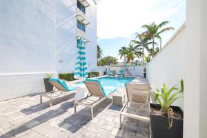 Stylish 2BR, 2BA Apartment with Balcony & Pool - Just Steps from the Beach内部或周边的泳池