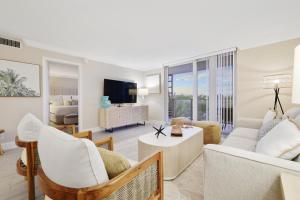Stylish 2BR, 2BA Apartment with Balcony & Pool - Just Steps from the Beach的电视和/或娱乐中心