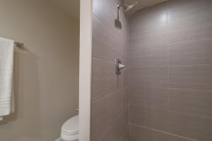 Stylish 2BR, 2BA Apartment with Balcony & Pool - Just Steps from the Beach的一间浴室