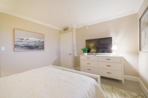 Stylish 2BR, 2BA Apartment with Balcony & Pool - Just Steps from the Beach客房内的一张或多张床位