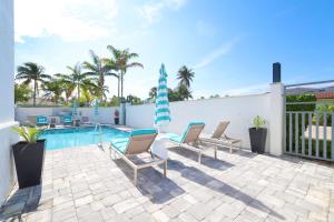 Stylish 2BR, 2BA Apartment with Balcony & Pool - Just Steps from the Beach内部或周边的泳池