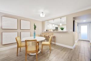 Stylish 2BR, 2BA Apartment with Balcony & Pool - Just Steps from the Beach的休息区