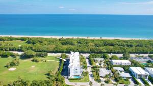 布卡拉顿Stylish 2BR, 2BA Apartment with Balcony & Pool - Just Steps from the Beach的酒店和海滩的鸟瞰图 更多30张照片