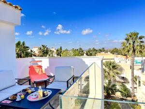 einen Balkon mit einem Tisch und Stühlen mit Aussicht in der Unterkunft Duplex en la playa in Puerto Marino