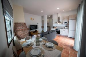 a kitchen and a living room with a table and chairs at Apartamento Monte Mar 1 in Haza del Trigo