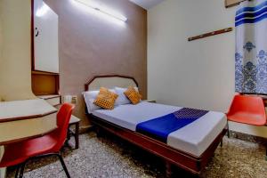 Hotel O New Aiswarya房間的床