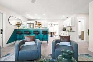 ウェストパームビーチにあるEast Coast Oasis- Pool & Park Your Boat, Sleeps 8のリビングルーム(椅子2脚付)、キッチン