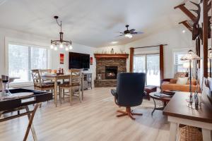 sala de estar con chimenea y comedor en River Meadows Pool Hot Tub - Deschutes Riverhaus, en Bend