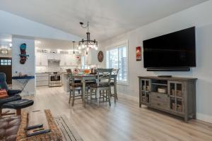 Una sala de estar con una mesa y un televisor en una pared. en River Meadows Pool Hot Tub - Deschutes Riverhaus, en Bend 37 fotos más