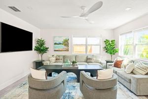 ウェストパームビーチにあるEast Coast Oasis- Pool & Park Your Boat, Sleeps 8のソファとテーブルのあるリビングルーム