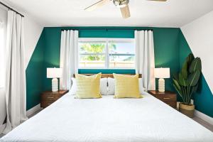 ウェストパームビーチにあるEast Coast Oasis- Pool & Park Your Boat, Sleeps 8の緑の壁のベッドルーム1室(白い大型ベッド1台付) +44枚の写真