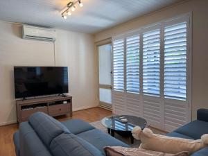 Μια τηλεόραση ή/και κέντρο ψυχαγωγίας στο Bright & Airy Adelaide Retreat with Courtyard