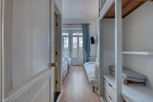 a hallway with a row of beds in a room at Monte da Lua in Sintra