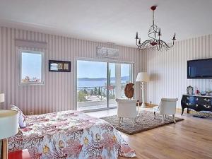 La NartelleにあるLa Meréveilのベッドがあり海が見える寝室