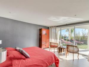 La NartelleにあるLa Meréveilのベッドルーム1室(赤いベッド1台、椅子数脚付) +48枚の写真