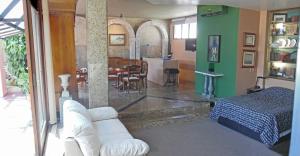 sala de estar con sofá blanco y mesa en Ipanema's Beautiful Penthouse, en Río de Janeiro