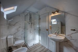 a bathroom with a shower and a sink and a toilet at Monte da Lua in Sintra
