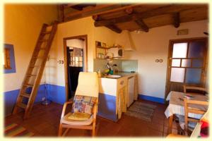 cocina con encimera y escalera en una habitación en El Nido de La Collalba, en Cabañas del Castillo