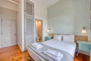 a bedroom with a bed with two towels on it at Monte da Lua in Sintra