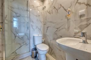 a bathroom with a toilet and a sink and a shower at Monte da Lua in Sintra