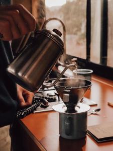 Kemudahan buat kopi dan teh di Ocean View Off-Grid Cabin Secluded in Nature - Aprilla