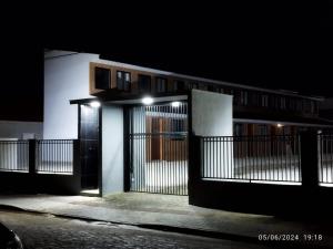 ein Gebäude mit einem Tor in der Nacht davor in der Unterkunft Loft 01 dormitório in Tubarão
