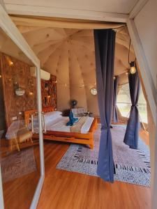 Postel nebo postele na pokoji v ubytování JUSH NATIVE AND GLAMPING