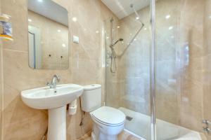 a bathroom with a toilet sink and a shower at Monte da Lua in Sintra