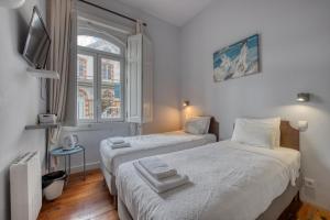 two beds in a small room with a window at Monte da Lua in Sintra
