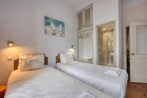 two beds in a room with white walls at Monte da Lua in Sintra