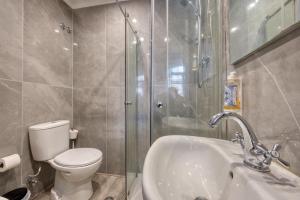 a bathroom with a toilet and a sink and a shower at Monte da Lua in Sintra