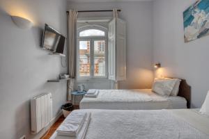 a hotel room with two beds and a window at Monte da Lua in Sintra