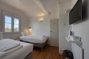 a hotel room with two beds and a flat screen tv at Monte da Lua in Sintra