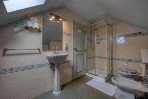 a bathroom with two toilets and a shower and a sink at Monte da Lua in Sintra