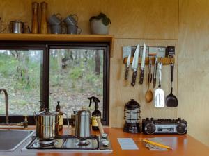 Kuchyň nebo kuchyňský kout v ubytování Remote Off-Grid Cabin Hidden in the Bush - Yen