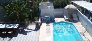 a swimming pool on a patio next to a building at GRUTA da Praia 2 in Saquarema