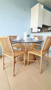 a dining room table and chairs in a kitchen at Todo Azul do Mar in Taíba