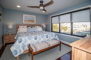 Un dormitorio con una cama y un ventilador de techo. en Brand New Beach house with roof top near bay and beach, en Seaside Heights