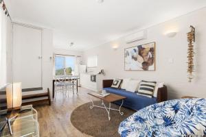 Ruang duduk di Quay's Cabin - Absolute Beachfront with Views