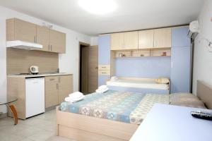 Habitación pequeña con cama y cocina en Apartments Pavlovic, en Petrovac na Moru