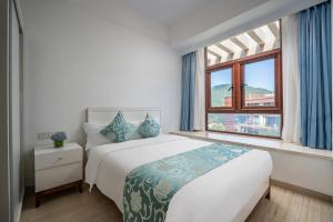 Postel nebo postele na pokoji v ubytování Sanya Yalong Bay Yage Spring Holiday Hotel + 34 fotografií