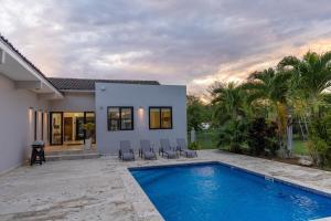 Bazén v ubytování Modern Villa in Coronado 14 guests nebo v jeho okolí + 20 fotografií