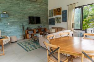 TV a/nebo společenská místnost v ubytování Modern Villa in Coronado 14 guests