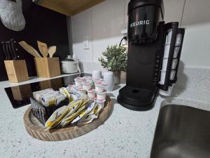 Serenity - Guest house in Spring Hill的咖啡和沏茶工具