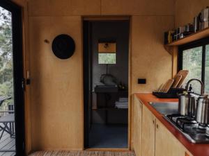 Virtuvė arba virtuvėlė apgyvendinimo įstaigoje Off-Grid Cabin Nestled into Bush with Creek Access - Kaia