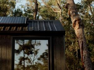 Nuotrauka iš apgyvendinimo įstaigos Off-Grid Cabin Nestled into Bush with Creek Access - Kaia mieste Kurrajong galerijos